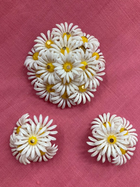 Vintage 50s Plastic Daisy Earrings and Brooch Set… - image 2