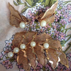 Vintage 1950s Gold Mesh Leaves with Pearls Brooch and Earrings Set...Clip on