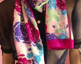 Foulard rectangulaire en soie vintage des années 90 par Echo. Foulard en soie florale rose et violet