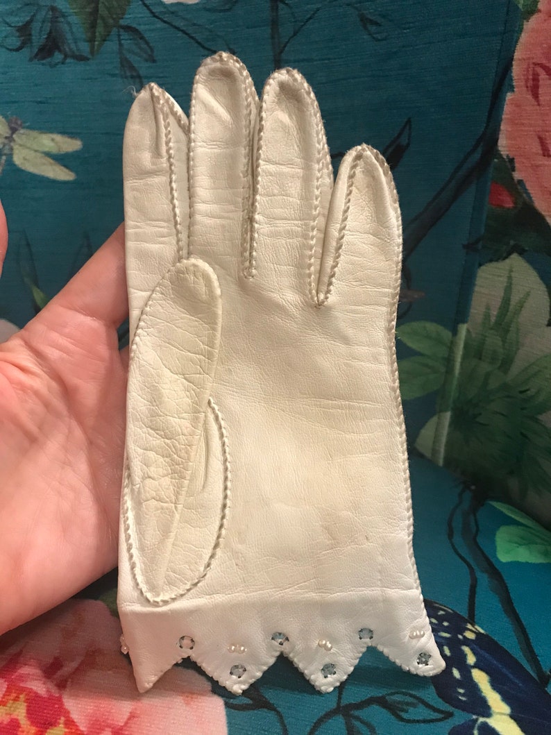 Vintage 40s Ivory Kid Leather Gloves. 1940s Leather Gloves. Rhinestoned Gloves. Ivory Leather Gloves image 7