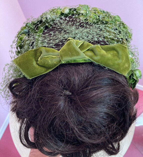 Vintage 50s Fancy Green Floral Whimsy Hat with Ne… - image 5