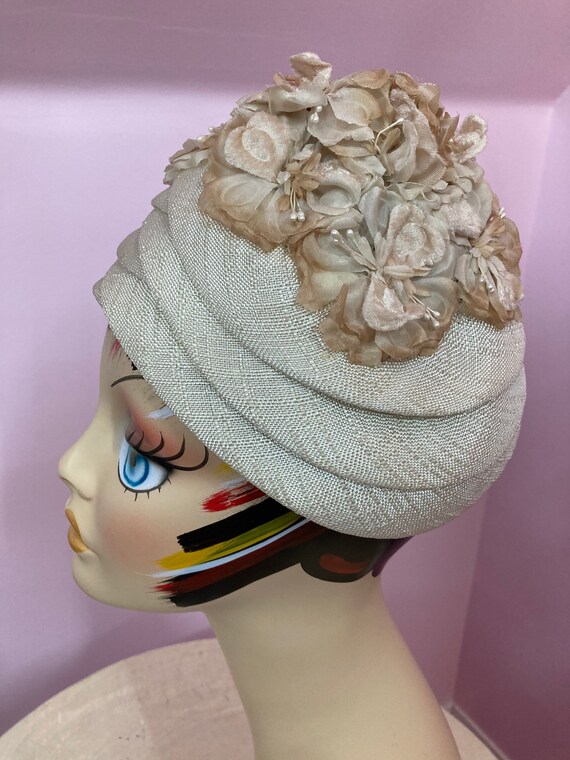 Vintage 50s Beige Straw Cloche Hat with Brown Flowers Gem