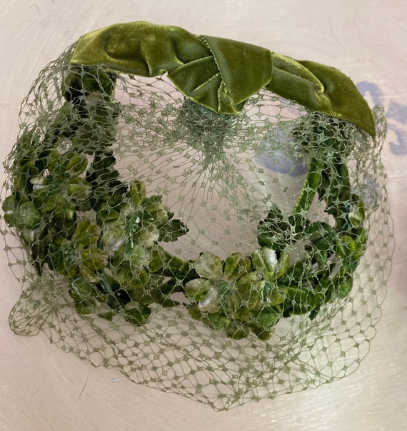 Vintage 50s Fancy Green Floral Whimsy Hat with Ne… - image 7
