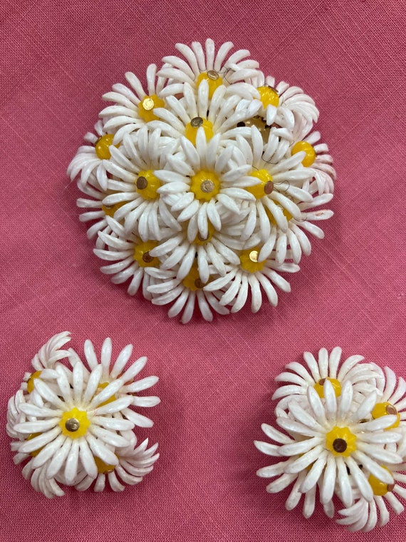 Vintage 50s Plastic Daisy Earrings and Brooch Set… - image 1