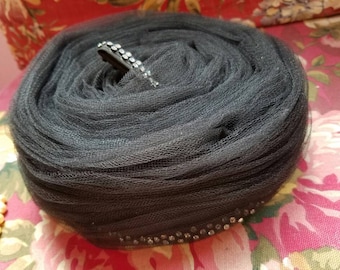 Sombrero vintage de tul negro de principios de los años 50 con detalles de pedrería de Patrice
