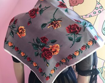 Sciarpa vintage con rose anni '70. Sciarpa grigia con rose rosse e gialle