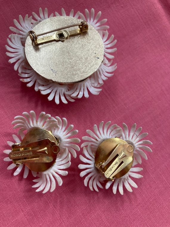 Vintage 50s Plastic Daisy Earrings and Brooch Set… - image 4