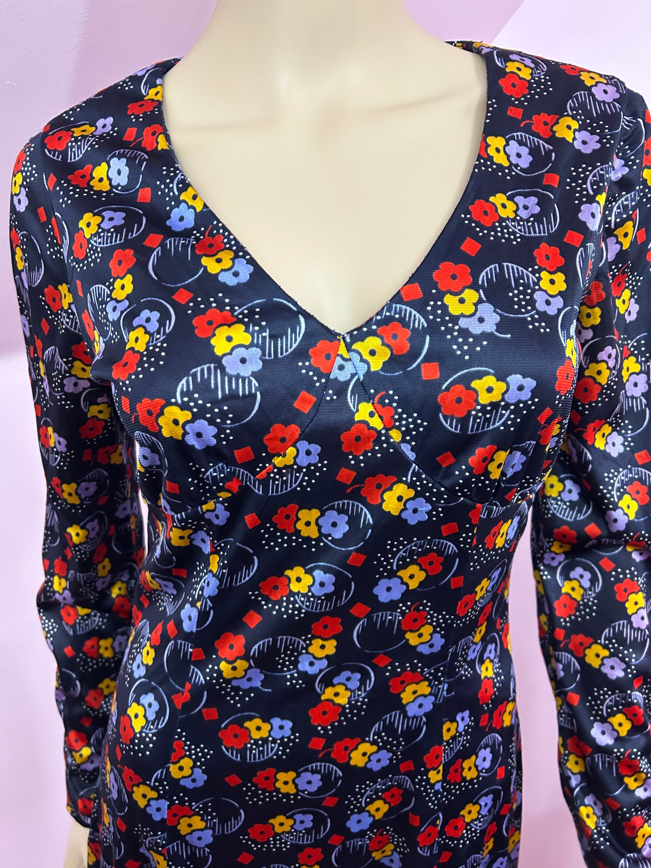 Vintage 70s Long Sleeve Floral Mini Dress. 1970s Mod Floral Mini Dress Vintage 70s Long Sleeve Floral Mini Dress. 1970s Mod Floral Mini Dress