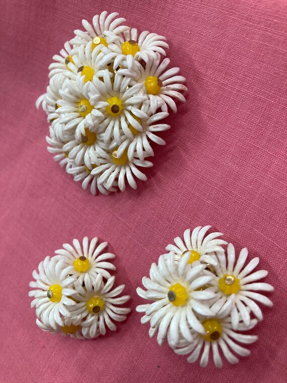 Vintage 50s Plastic Daisy Earrings and Brooch Set… - image 3