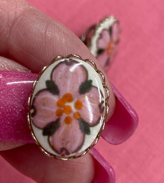 Vintage 70s Porcelain Cabochon Pink Floral Clip-o… - image 2