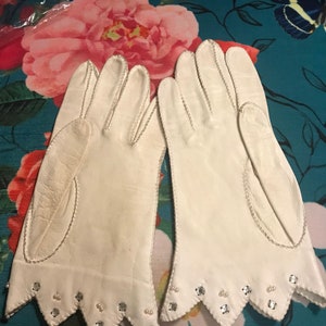 Vintage 40s Ivory Kid Leather Gloves. 1940s Leather Gloves. Rhinestoned Gloves. Ivory Leather Gloves image 2