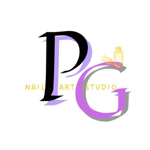 Puede incluir: Un logotipo para un estudio de arte de uñas, con las letras "P" y "G" en una fuente estilizada. La "P" es negra y la "G" es morada. El texto "Nail Art Studio" está escrito en amarillo debajo de las letras.