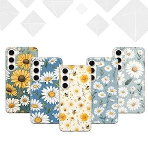 Puede incluir: Cinco fundas para teléfono con diferentes diseños florales. Las fundas presentan margaritas, abejas y un fondo azul.