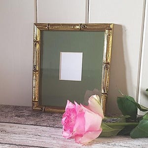 Gouden bamboe pasfotolijst. Massief hout verguld. Vintage retro lijst uit de jaren 70 met groen montuur. Vrijstaande of aan de muur gemonteerde fotolijst