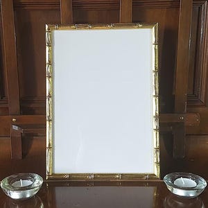 Marco de fotos A4 de bambú dorado. Madera maciza dorada. Marco retro vintage de los años 70. Se puede colocar de pie o en la pared, perfecto para certificados y carteles.
