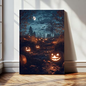 Puede incluir: Una escena espeluznante de Halloween con un camino bordeado de calabazas iluminadas en un bosque oscuro bajo la luna llena.