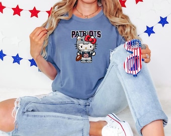 Camiseta de fútbol americano HK New England, camiseta Comfort Colors con estampado Kitty Hello Football.