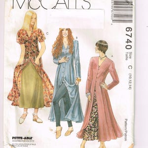 Może przedstawiać: Koperta wykroju krawieckiego McCall's z ilustracjami trzech długich sukienek. Koperta zawiera tekst "PETITE-ABLE" oraz informacje o rozmiarze. Sukienki są w odcieniach różu, błękitu i wzorów kwiatowych.