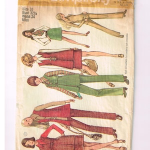 Puede incluir: Patrón de costura Simplicity vintage, talla 10, con ilustraciones de moda femenina de los años 70. El patrón incluye diseños de trajes, vestidos y conjuntos en varios colores, como verde, rojo y beige. La portada del patrón está envejecida y desgastada.