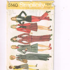 Può includere: Modello di cucito Simplicity 5140 vintage. Il modello presenta illustrazioni di completi e abiti da donna. Il modello include misure per una taglia 12, con un busto di 86 cm e una vita di 67 cm.