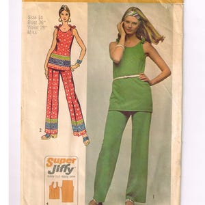Puede incluir: Patrón de costura Simplicity 5020 vintage. El patrón presenta dos conjuntos: un top y pantalón con estampado floral rojo, y un top y pantalón verdes. El patrón incluye medidas para una talla 14, con un contorno de pecho de 91 cm y una cintura de 71 cm.