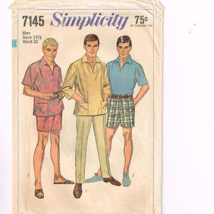 Può includere: Modello di cucito Simplicity vintage 7145 per abbigliamento da uomo. Il modello presenta illustrazioni di tre uomini in diversi outfit: un completo camicia e pantaloncini paisley rossi, una camicia e pantaloni a righe gialle e una polo blu con pantaloncini a quadri. Misure incluse.
