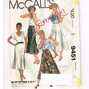 Pode incluir: Padrão de costura vintage McCall's com ilustrações de saias e tops femininos. O padrão inclui vários estilos de saias, com o texto "SKIRT FITTING A.B.C.'s". O número do padrão é 9451, tamanho feminino 12.