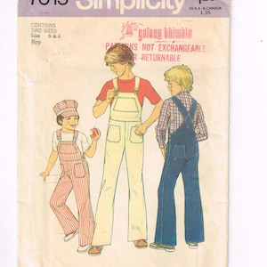 Könnte beinhalten: Vintage Simplicity Schnittmuster 7015 für Jungen-Latzhosen. Das Cover zeigt Illustrationen von drei Jungen in verschiedenen Latzhosen-Stilen. Der Text "Simplicity" und "7015" ist enthalten.