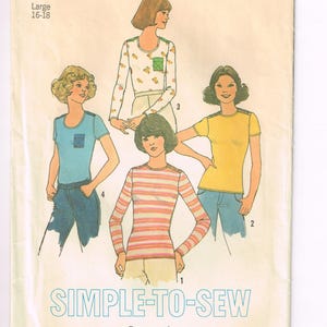 Op de afbeelding: Vintage Simplicity naaipatroon envelop. De cover toont illustraties van vier t-shirt ontwerpen. De tekst luidt "SIMPLE-TO-SEW" en "SIZED FOR STRETCH KNITS ONLY". Het patroon is voor een maat Large 16-18.