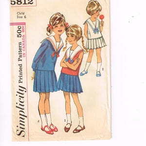 Könnte beinhalten: Weißer Keramikbecher mit schwarzem Henkel und dem Text "But First, Coffee" in schwarzer, fetter Schrift. Der Becher ist etwa 10 cm hoch und fasst ca. 350 ml Flüssigkeit. Ideal für den Morgenkaffee.