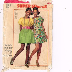 Op de afbeelding: Vintage naaipatroon met twee vrouwen in jurken. Het patroon is gelabeld "SUPER SIMPLE" met tekst die maat 14, buste 35 aangeeft. De ene vrouw draagt een gele top en groene rok, de andere een jurk met patroon. Het patroon is gescheurd en verouderd.