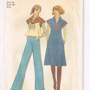 Op de afbeelding: Vintage Simplicity naaipatroon met illustraties van twee vrouwen in outfits uit de jaren 70. Het patroon bevat een top met uitlopende mouwen en een broek, en een jurk met een hoge kraag. Borstomvang 91 cm.