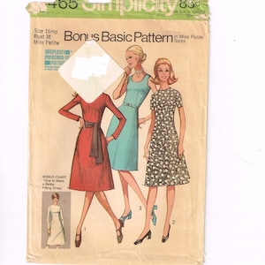 Puede incluir: Sobre de patrón de costura Simplicity vintage. El sobre presenta ilustraciones de tres vestidos de diferentes estilos y colores. El texto en el sobre incluye "Bonus Basic Pattern" y "Miss Petite Sizes".