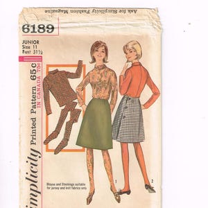 Puede incluir: Patrón Simplicity vintage 6189 para una talla junior 11. El patrón incluye una blusa, falda y medias. La ilustración muestra a dos mujeres con los conjuntos. Adecuado para tejidos de punto y jersey. Precio 65c en Canadá.