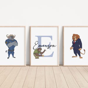 Puede incluir: Tres impresiones enmarcadas con personajes de dibujos animados de animales. La primera impresi&oacute;n presenta un b&uacute;falo azul con uniforme de polic&iacute;a. La segunda impresi&oacute;n presenta un perezoso sosteniendo un pincel y la letra E con el nombre Emerson. La tercera impresi&oacute;n presenta un le&oacute;n con un traje azul.