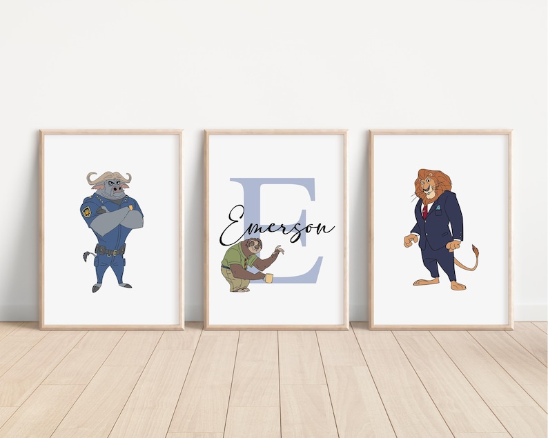 Puede incluir: Tres impresiones enmarcadas con personajes de dibujos animados de animales. La primera impresi&oacute;n presenta un b&uacute;falo azul con uniforme de polic&iacute;a. La segunda impresi&oacute;n presenta un perezoso sosteniendo un pincel y la letra E con el nombre Emerson. La tercera impresi&oacute;n presenta un le&oacute;n con un traje azul.