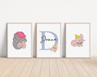 Puede incluir: Tres impresiones enmarcadas con un elefante de dibujos animados con un sombrero rosa, la letra D con el nombre Donna y un elefante de dibujos animados con un sombrero amarillo.