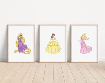 Könnte beinhalten: Drei gerahmte Illustrationen von Disney-Prinzessinnen. Die erste Illustration zeigt Rapunzel mit langen blonden Haaren und einem lila Kleid. Die zweite Illustration zeigt Belle mit langen braunen Haaren und einem gelben Kleid. Die dritte Illustration zeigt Aurora mit langen blonden Haaren und einem rosa Kleid.
