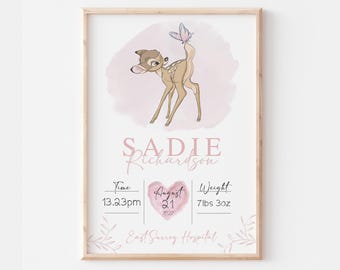 Puede incluir: Una impresión acuarela rosa y marrón con una ilustración de dibujos animados de Bambi. La impresión incluye el nombre Sadie Richardson, la fecha 21 de agosto de 2022, la hora 1:23 pm y el peso 7 libras 3 onzas. La impresión también incluye el texto "East Surrey Hospital."