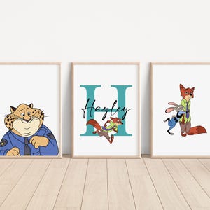 Puede incluir: Tres impresiones enmarcadas con personajes de la pel&iacute;cula animada Zootopia. La impresi&oacute;n de la izquierda muestra un primer plano del oficial Clawhauser, un guepardo con uniforme de polic&iacute;a. La impresi&oacute;n del medio muestra la letra H en color turquesa con el nombre Hayley escrito en letra cursiva negra. La impresi&oacute;n de la derecha muestra a Nick Wilde, un zorro, y Judy Hopps, una coneja, en un abrazo juguet&oacute;n.