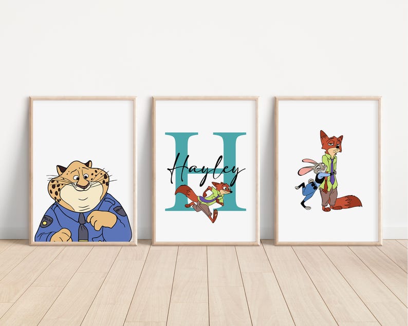Puede incluir: Tres impresiones enmarcadas con personajes de la pel&iacute;cula animada Zootopia. La impresi&oacute;n de la izquierda muestra un primer plano del oficial Clawhauser, un guepardo con uniforme de polic&iacute;a. La impresi&oacute;n del medio muestra la letra H en color turquesa con el nombre Hayley escrito en letra cursiva negra. La impresi&oacute;n de la derecha muestra a Nick Wilde, un zorro, y Judy Hopps, una coneja, en un abrazo juguet&oacute;n.