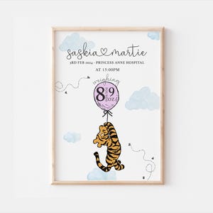 Könnte beinhalten: Ein Winnie-the-Pooh-Baby-Ankündigungsdruck mit einem rosa Ballon, auf dem "weighing 8 pounds 9 oz." steht. Der Druck enthält auch die Namen "Saskia & Martie", das Datum "3rd Feb 2024" und die Uhrzeit "15:00PM".