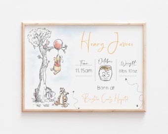 Op de afbeelding: Een geboorteaankondigingsprent met Winnie de Poeh-thema met een aquarel achtergrond. De prent toont Winnie de Poeh, Biggetje en Teigetje. De prent bevat de naam van de baby, Henry James, geboortedatum, tijd en gewicht. De tekst luidt "Henry James, Tijd 11.15 uur, 25 oktober 2021, Gewicht 8lbs 10oz, Geboren in het Brighton County Hospital."