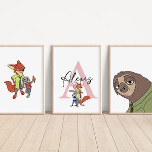 Puede incluir: Tres impresiones enmarcadas con personajes de la pel&iacute;cula animada Zootopia. La primera impresi&oacute;n muestra a Nick Wilde y Judy Hopps. La segunda impresi&oacute;n muestra la letra A en rosa con el nombre Alexis escrito en negro. La tercera impresi&oacute;n muestra a Flash, el perezoso.