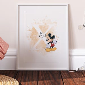 Op de afbeelding: Een printbare kinderkamerkunstprint met Mickey Mouse die voor een grote letter X staat met een aquarel achtergrond. De naam "Xander" is in cursief boven de letter geschreven.