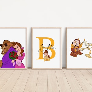 以下が含まれることがあります： 美女と野獣のキャラクターが描かれた3つの額入りアートプリント。1つのプリントはベルと野獣、もう1つは「Bella」という名前と「B」、3つ目はコグスワースとルミエールです。