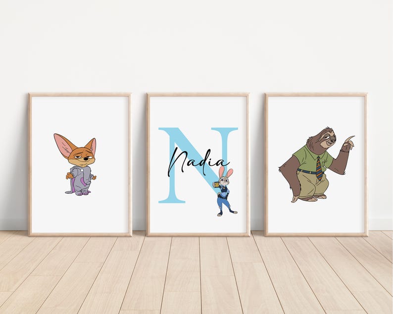 Puede incluir: Tres impresiones enmarcadas con un fondo azul. La impresi&oacute;n de la izquierda presenta un zorro de dibujos animados con un mono morado. La impresi&oacute;n del medio presenta una letra N azul con el nombre Nadia escrito en cursiva negra. La impresi&oacute;n de la derecha presenta un perezoso de dibujos animados con una camisa verde y pantalones marrones.