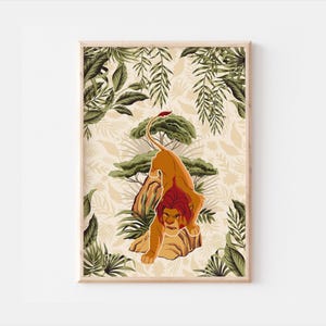 Può includere: Un'illustrazione digitale di un leone con una criniera rossa in piedi su una roccia in un ambiente di giungla. Il leone è rivolto in avanti con la bocca aperta e i denti visibili. Lo sfondo è di colore beige chiaro con foglie e alberi verdi.