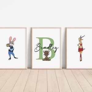 Puede incluir: Tres impresiones enmarcadas con fondos blancos. La impresi&oacute;n de la izquierda presenta un conejo de dibujos animados con un uniforme azul y sosteniendo una taza de caf&eacute;. La impresi&oacute;n del medio presenta una letra B verde con el nombre Bradley escrito en cursiva negra. La impresi&oacute;n de la derecha presenta una gacela de dibujos animados con una falda roja y sosteniendo una pose.