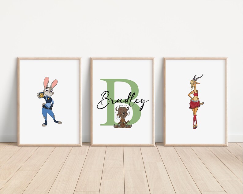 Puede incluir: Tres impresiones enmarcadas con fondos blancos. La impresi&oacute;n de la izquierda presenta un conejo de dibujos animados con un uniforme azul y sosteniendo una taza de caf&eacute;. La impresi&oacute;n del medio presenta una letra B verde con el nombre Bradley escrito en cursiva negra. La impresi&oacute;n de la derecha presenta una gacela de dibujos animados con una falda roja y sosteniendo una pose.